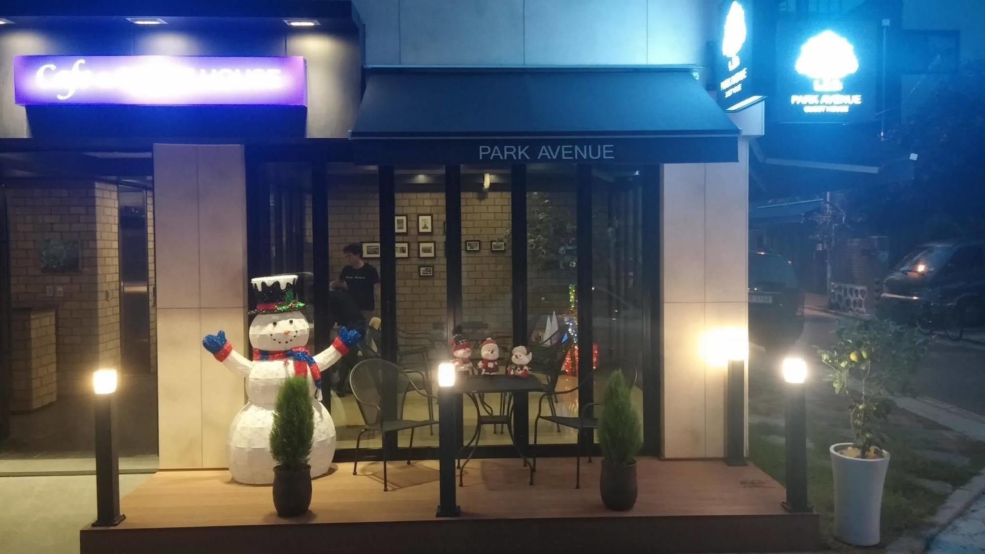 Park Avenue Hostel Сеул Екстериор снимка